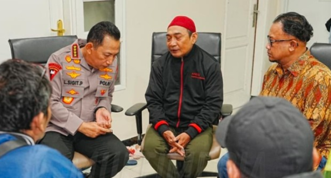 Ayah Affan, Zulkifli, berbincang dengan Kapolri Listyo Sigit di RSCM/Foto: Instagram